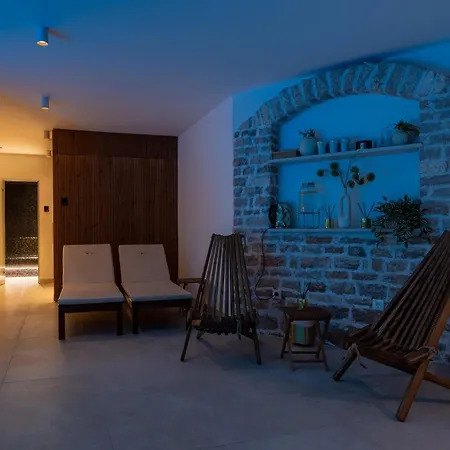 Hotel Nono Ban & 4*
